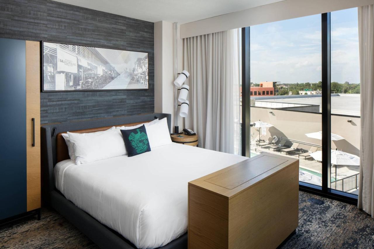 Balcony Suite Wet Bar 1 Bedroom 2 room Suite 1 King,1350863305:JPEG